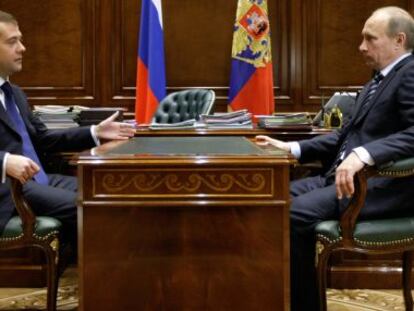Dmitry Medvedev y Vladimir Putin, durante una reuni&oacute;n en 2009.