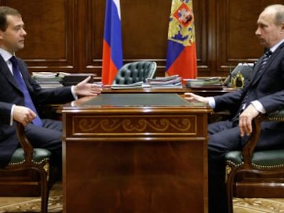 Dmitry Medvedev y Vladimir Putin, durante una reuni&oacute;n en 2009.