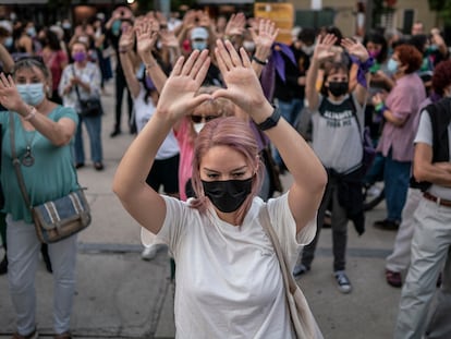 Concentración “aborto libre y educación sexual, un grito global” en la plaza del Museo Reina Sofía de Madrid, el 28 de septiembre.