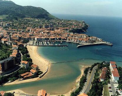 Playa en Mendexa Vizcaya. El mar vasco ha inspirado en muchas ocasiones a Willy Uribe. 