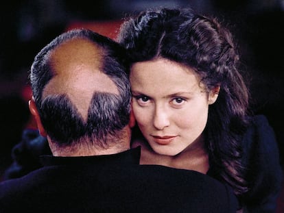 Bigas abrazado a Aitana Sánchez-Gijón, protagonista de ‘La camarera del Titanic’ (1997), y con un corte de pelo que rendía homenaje al artista Marcel Duchamp.
