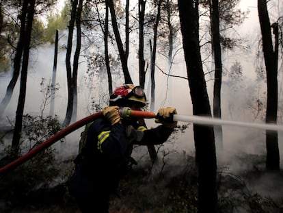 Um bombeiro luta contra o fogo na região de Kryoneri, ao norte de Atenas, na quinta-feira passada.