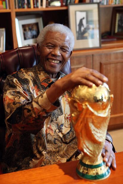 Nelson Mandela posó sonriente ayer en su casa de Johanesburgo con la Copa del Mundo, que se celebrará a partir del 11 de junio en Sudáfrica. Mandela ha anunciado que no acudirá a la inauguración pero seguirá la competición por televisión.