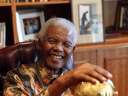 Nelson Mandela posó sonriente ayer en su casa de Johanesburgo con la Copa del Mundo, que se celebrará a partir del 11 de junio en Sudáfrica. Mandela ha anunciado que no acudirá a la inauguración pero seguirá la competición por televisión.