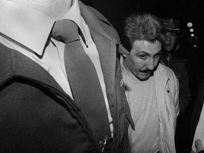 El <i>violador del Vall d'Hebron,</i> al entrar en la sala de la Audiencia de Barcelona en 1998.