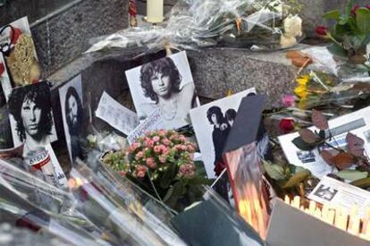 Homenaje al cantante de los Doors en el cementerio Père Lachaise.