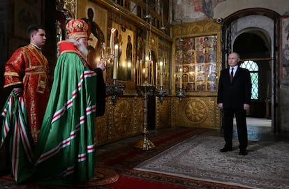 Vladímir Putin durante el servicio religioso dirigido por el Patriarca de la Iglesia Ortodoxa Rusa, Kiril, tras la ceremonia de investidura, este martes.