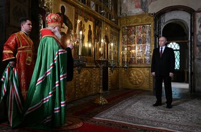 Vladímir Putin durante el servicio religioso dirigido por el Patriarca de la Iglesia Ortodoxa Rusa, Kiril, tras la ceremonia de investidura, este martes.