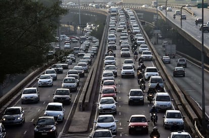 Tráfico intenso esta manhã durante o quinto dia de greve dos metroviários, em São Paulo.