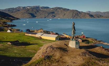 Estatua del explorador noruego Leif Ericson con vistas a Qassiarsuk, Groenlandia, antiguo emplazamiento vikingo.