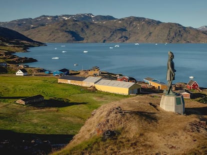 Estatua del explorador noruego Leif Ericson con vistas a Qassiarsuk, Groenlandia, antiguo emplazamiento vikingo.