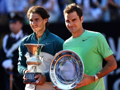 Nadal y Federer posan con los trofeos que los acreditan como campeón y subcampeón, respectivamente, del torneo del Master 1000 de Roma 2013.