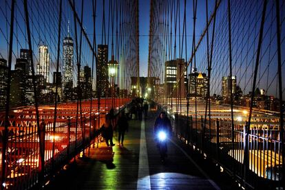 Vista del puente de Brooklyn hacia Manhattan.