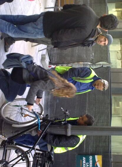 Operarios del Ayuntamiento de Valencia confiscan bicicletas de la calle de Moratín de Valencia.