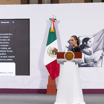 Cuauhtémoc, Ciudad de México. 6 de marzo 2025. La presidenta constitucional de los Estados Unidos Mexicanos, la Doctora Claudia Sheinbaum Pardo en conferencia de prensa matutina en el salón de la Tesorería de Palacio Nacional. Acompaña a la presidenta: Noemí Juárez Pérez, subsecretaria de Educación Básica. Foto: Gabriel Monroy /Presidencia