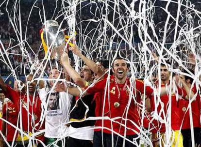Ramos, con una camiseta en homenaje a Puerta, levanta el trofeo junto a Senna, Casillas, De la Red, Marchena y Albiol y Cesc.