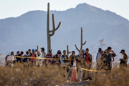 A principios de este mes, las autoridades estadounidenses anunciaron el cierre temporal del paso fronterizo Sonoyta-Lukeville debido al creciente número de migrantes que utilizaban esa garita para entrar al país. En la imagen, un grupo de migrantes espera junto a la garita internacional en Lukeville, en el Estado de Arizona, el pasado 7 de diciembre. 