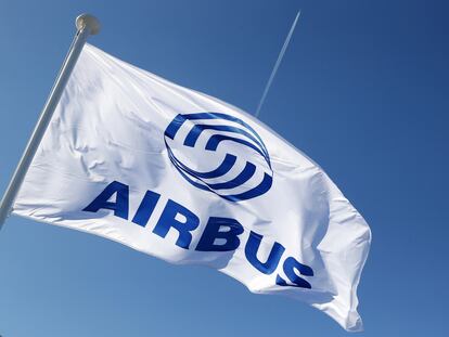 Una bandera con el logo de Airbus.