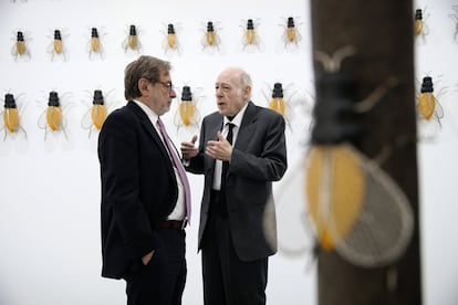 Juan Luis Cebrián y Eduardo Arroyo, conversan en el stand de EL PAÍS en Arco 2018.