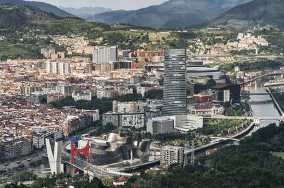 El Museo Guggenheim Bilbao, del arquitecto Frank Gehry, y la Torre Iberdrola, de César Pelli, destacan en el perfil de la capital vizcaína, de unos 346.000 habitantes. 