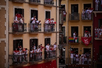Dozens of spectators contemplate the chupinazo from the balconies of the Pamplona City Council square, this Sunday.