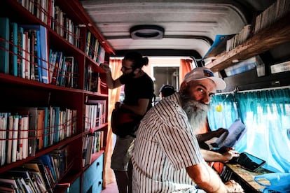 Ônibus-biblioteca foram instalados em Atenas para que os milhares de refugiados possam ler.