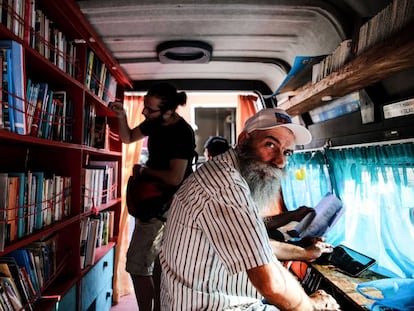 Ônibus-biblioteca foram instalados em Atenas para que os milhares de refugiados possam ler.