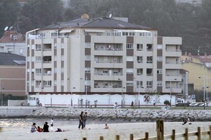 Uno de los edificios junto a la playa de Moa&ntilde;a que el PP local pretende legalizar.