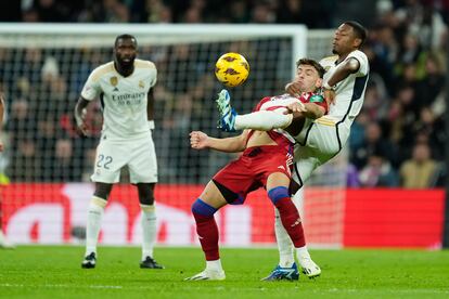 David Alaba y Lucas Boyé en un lance del partido.