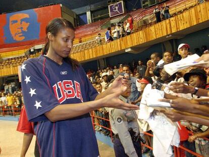 Una jugadora estadounidense, tras un amistoso en La Habana.