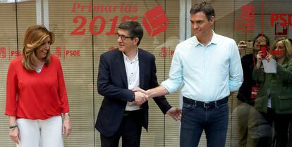 Los candidatos a liderar el PSOE, Susana Díaz, Patxi López y Pedro Sánchez, antes de comenzar el debate en la sede socialista en Madrid. 