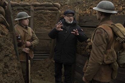 Sam Mendes, entre los dos actores protagonistas (Dean-Charles Chapman, a la izquierda, y George MacKay) en el rodaje de '1917'.