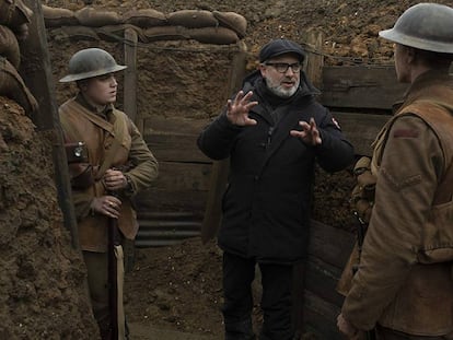 Sam Mendes, entre los dos actores protagonistas (Dean-Charles Chapman, a la izquierda, y George MacKay) en el rodaje de '1917'.