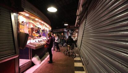 Seguimiento irregular de la huelga general en el mercado de la Boqueria.