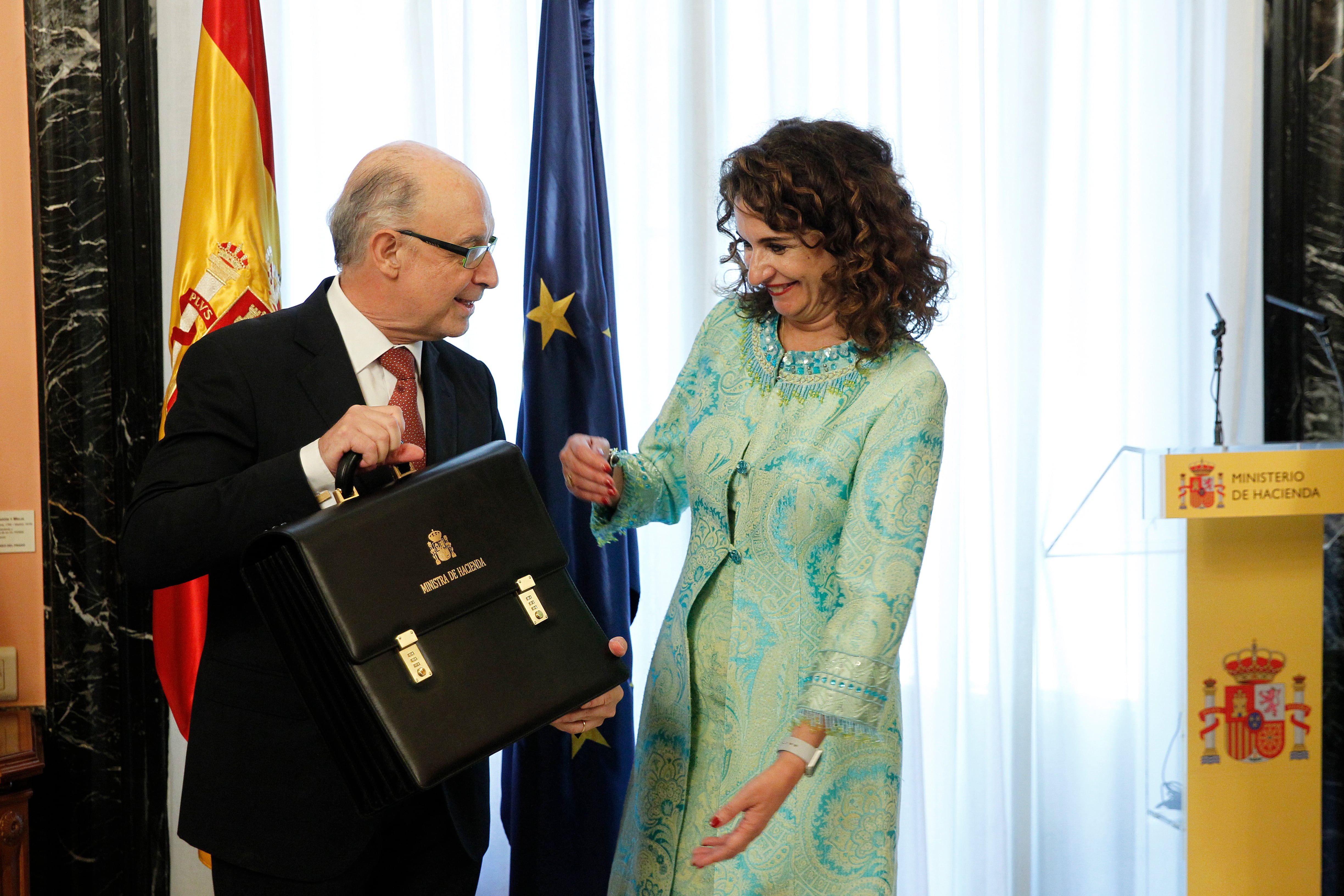 Foto de archivo en la que el exministro Cristóbal Montoro entrega la cartera de Hacienda a la actual ministra, María Jesús Montero en la sede del ministerio.