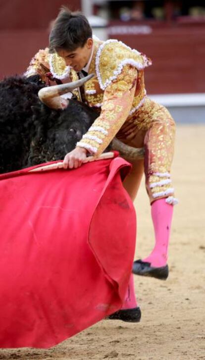 El diestro Gonzalo Caballero, cogido por su primer toro.