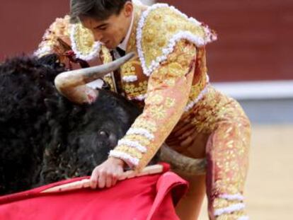 El diestro Gonzalo Caballero, cogido por su primer toro.