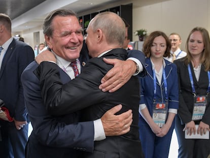 El excanciller alemán Gerhard Schröder abraza al presidente ruso, Vladímir Putin, durante la inauguración del Mundial de Rusia 2018 en el estado olímpico Luzhnikí de Moscú.