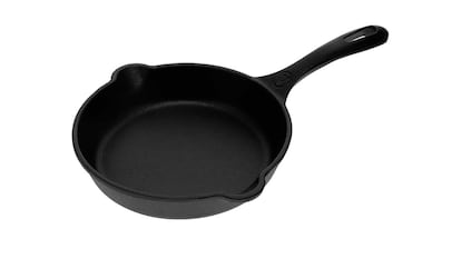 Sartenes de hierro fundido sobre fondo blanco.