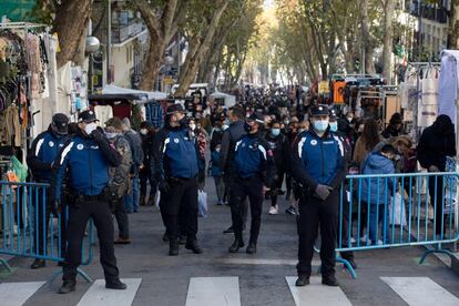 Police control access to El Rastro market on Sunday.