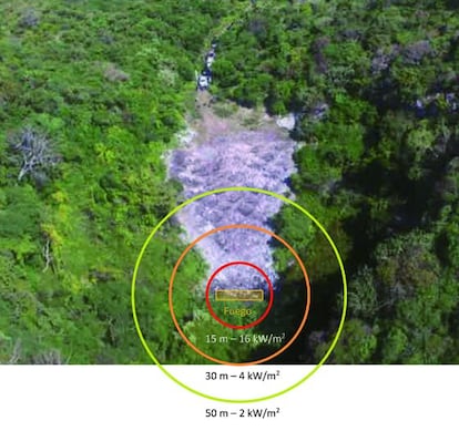 Imagen aérea del basurero incluida en el informe del grupo de expertos. El perito José Torero sostiene que el calor necesario para incinerar 43 cuerpos al aire libre habría quemado la vegetación hasta en un radio de 50 metros en torno a la pira. Esta foto fue tomada un mes después de la fecha en que supuestamente fueron incinerados allí los jóvenes.