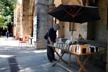 Puesto en los jardines del antiguo Hospital de la Santa Crux donde se ofrecen libros a transeúntes y turistas para leer.