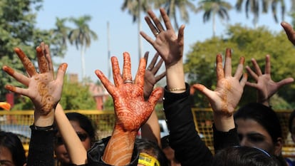 La elección del 14 de febrero, día de los enamorados, no es una casualidad. La campaña quiere darle a este día tan comercial un sentido de reflexión sobre lo que significa ser mujer y ser amada de verdad.En la foto, estudiantes indias levantan las manos mientras que bailan.