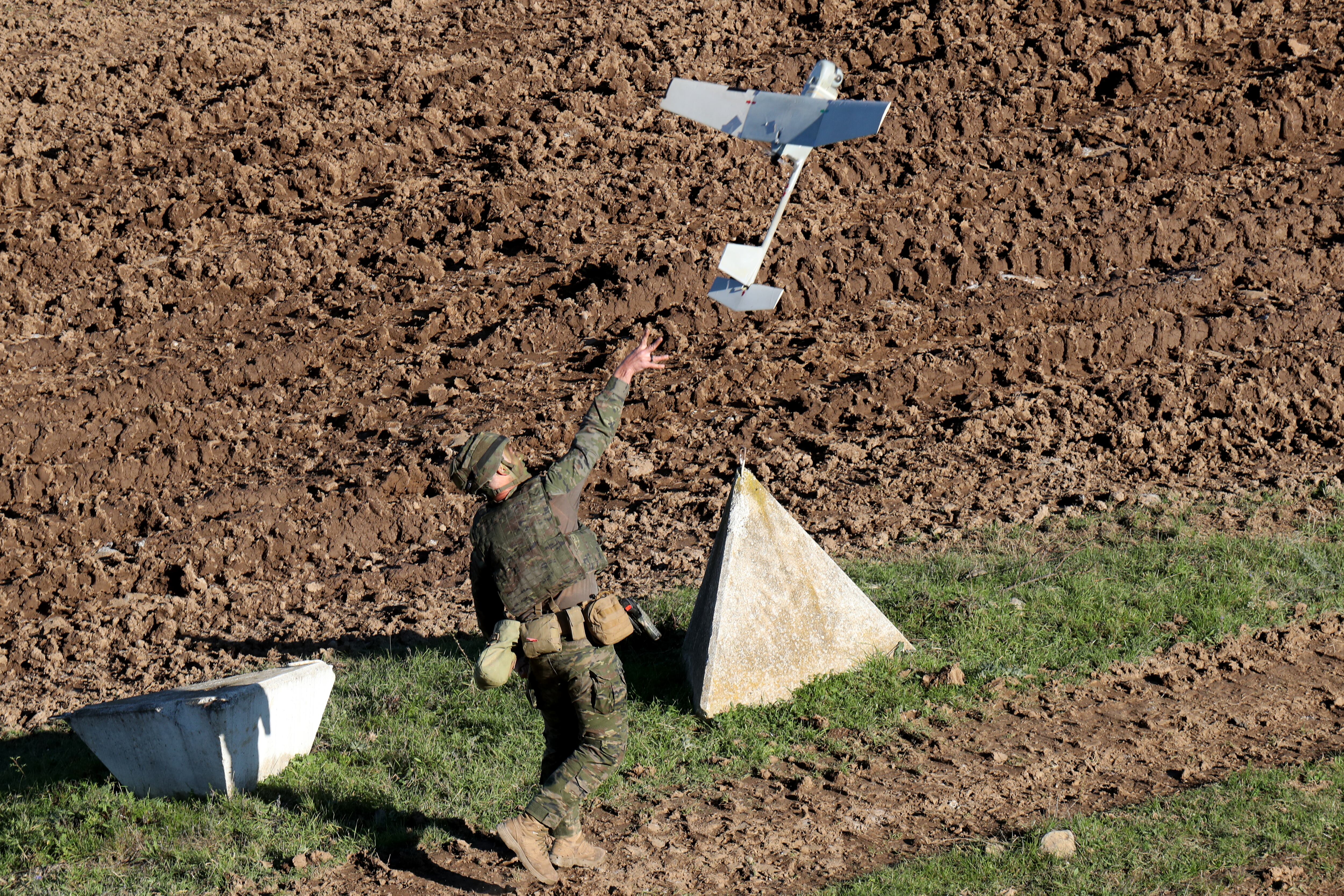 Un miembro de la Brigada Paracaidista lanza un dron en Eslovaquia. 