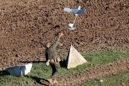 Un miembro de la Brigada Paracaidista lanza un dron en Eslovaquia. 