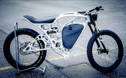 La Light Rider fue la primera moto impresa en 3D. La compañía ApWorks, de Airbus, utilizó múltiples capas de un compuesto de aluminio ligero con la resistencia del titanio. Pesa 35 kilos.