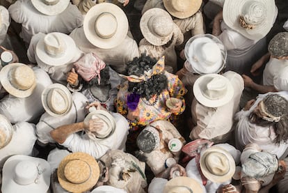 Otra de las fábulas cuenta que el uso del talco tiene sus raíces en el ritual de los ñáñigos cubanos (una sociedad secreta de antiguos esclavos), quienes se blanqueaban la piel como parte de sus tradiciones. Esta pacífica a la vez que caótica batalla fue prohibida a principios del siglo XX por considerarse que "alteraba el orden público" y retomada después.