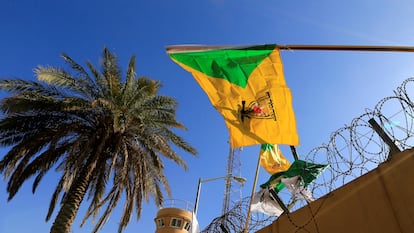 Un hombre ondea una bandera de la milicia Kataib Hezbolá durante una protesta en el exterior de la embajada de Estados Unidos en Bagdad, en una imagen de archivo.