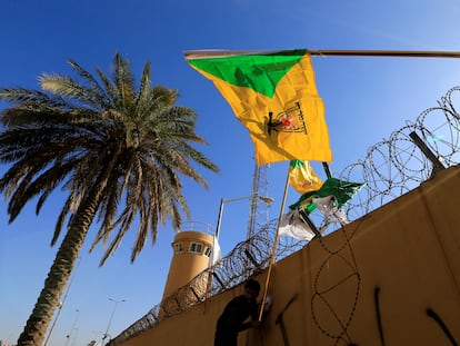 Un hombre ondea una bandera de la milicia Kataib Hezbolá durante una protesta en el exterior de la embajada de Estados Unidos en Bagdad, en una imagen de archivo.