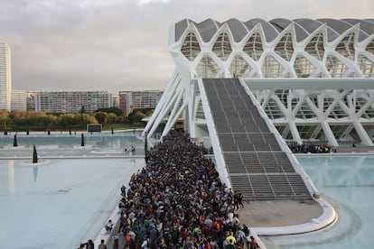 Miles de voluntarios se congregan en la Ciudad de las Artes y las Ciencias de Valencia donde la Generalitat ha puesto en marcha un centro de coordinación para enviarlos de forma ordenada en autobuses a las poblaciones más afectadas por la dana, este sábado. 